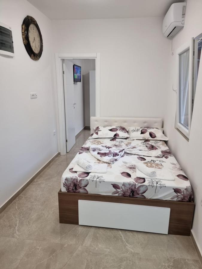 Ebra Lux Apartmani Dobra Voda Luaran gambar