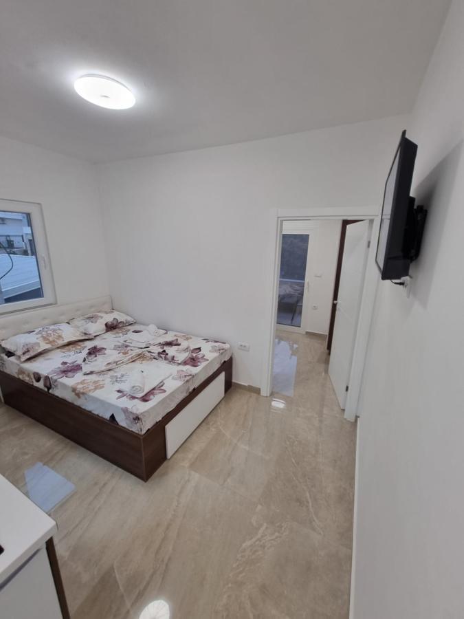 Ebra Lux Apartmani Dobra Voda Luaran gambar