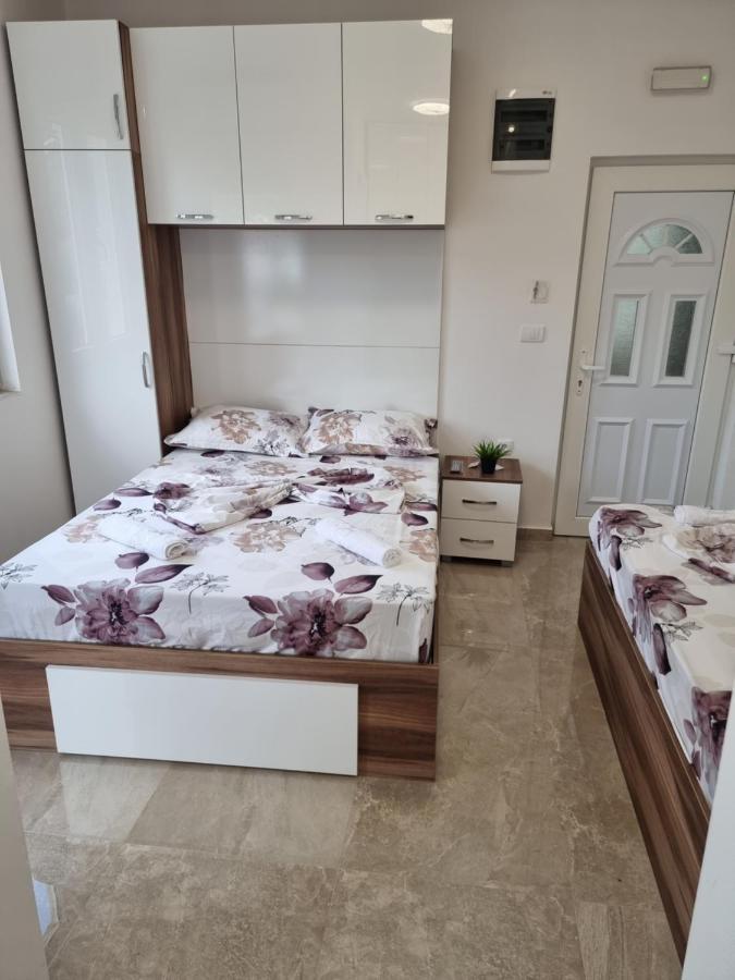 Ebra Lux Apartmani Dobra Voda Luaran gambar