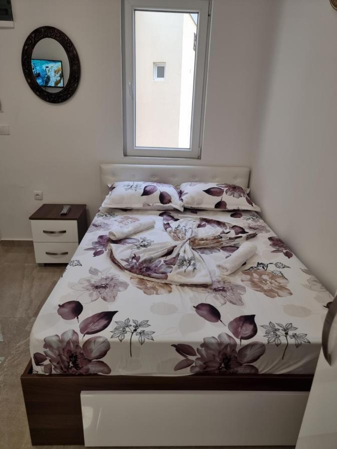 Ebra Lux Apartmani Dobra Voda Luaran gambar
