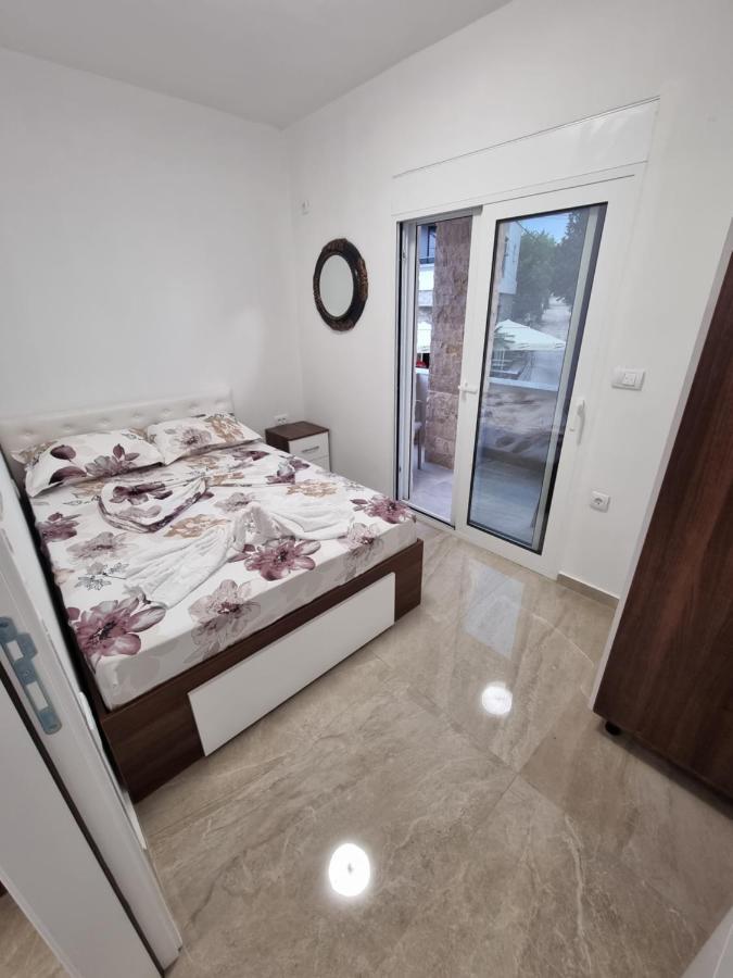 Ebra Lux Apartmani Dobra Voda Luaran gambar