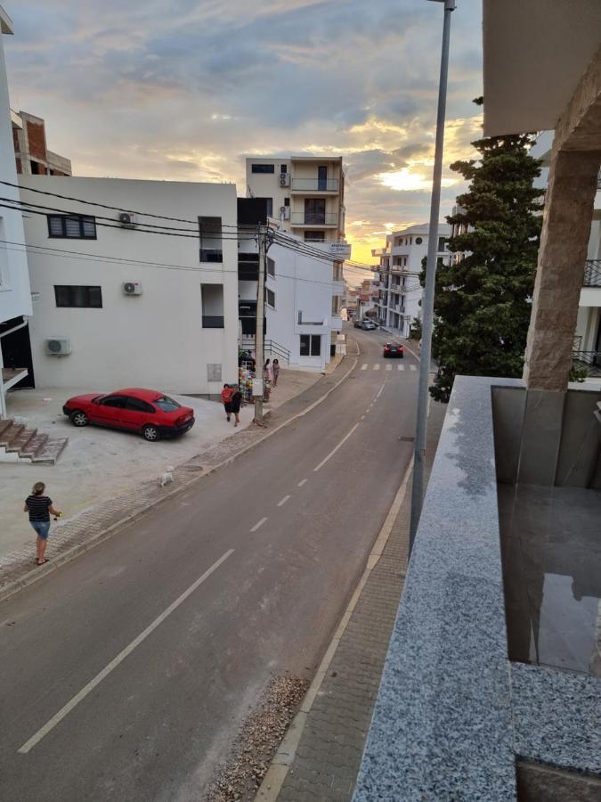 Ebra Lux Apartmani Dobra Voda Luaran gambar