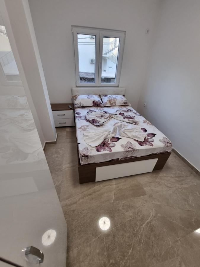 Ebra Lux Apartmani Dobra Voda Luaran gambar