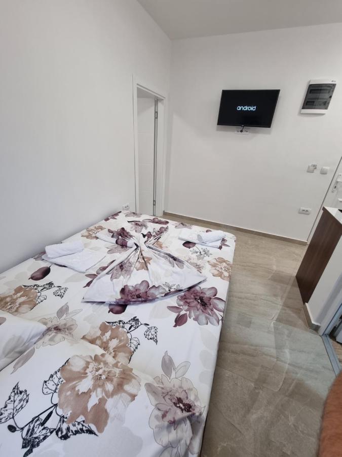 Ebra Lux Apartmani Dobra Voda Luaran gambar
