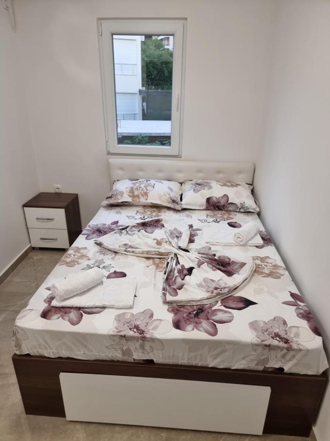 Ebra Lux Apartmani Dobra Voda Luaran gambar