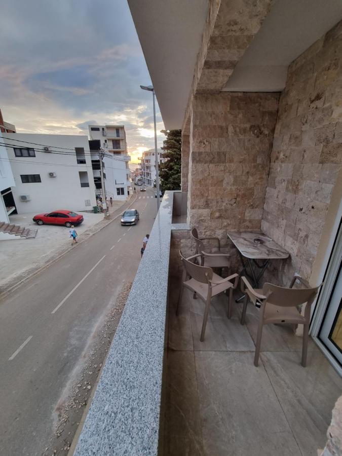 Ebra Lux Apartmani Dobra Voda Luaran gambar