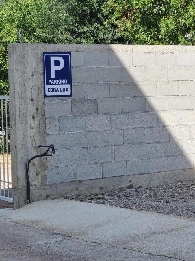 Ebra Lux Apartmani Dobra Voda Luaran gambar