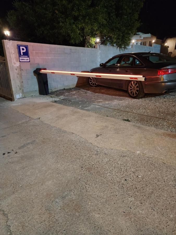 Ebra Lux Apartmani Dobra Voda Luaran gambar