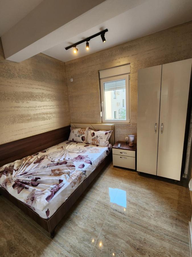 Ebra Lux Apartmani Dobra Voda Luaran gambar