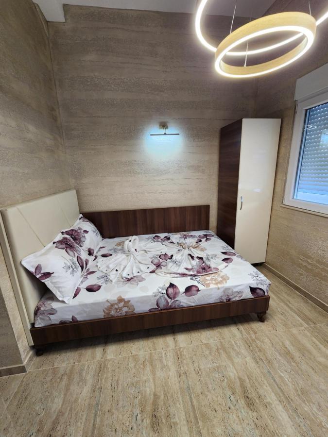Ebra Lux Apartmani Dobra Voda Luaran gambar